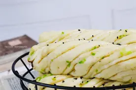 三分钟教你花卷新吃法，底部酥脆，表皮松软，可比蒸的好吃多了图片