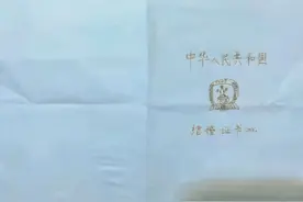 9岁女儿背回“结婚证”，老母亲气到发抖！娃：有人都“三婚”了图片