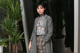 女人穿大衣别总搭靴子，今年这3双“运动鞋”很流行，舒适又百搭图片