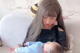 宝爸带娃使出“绝招”，化妆成“妈妈”成功哄睡，一般人做不来图片