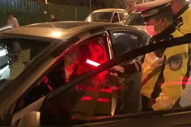 女子酒驾被查：“我就是奔着你们来的！”图片