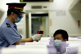 疫情中 他们守护列车乘客的安全图片