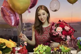 港姐何艳娟庆祝30岁生日，鲜花蛋糕摆满桌子，离婚获三亿生活无忧图片