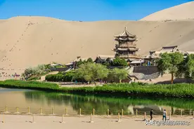 大美敦煌，实拍塞外沙漠第一泉“月牙泉”图片