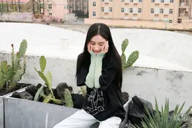 杨幂捧脸比耶似少女 黑长直披肩清纯可人图片