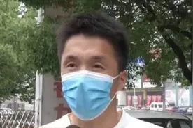 4升机油收5升的钱？男子怒曝光4S店：4升的油桶怎么加出5升油？图片