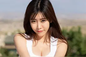甜美小姐姐在如此风景秀丽的地方练瑜伽，真是美不胜收图片