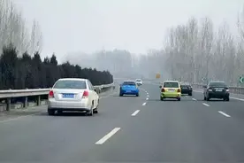 开车上路遇到障碍物，如何躲避？图片