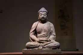 泥塑彩绘释迦摩尼造像图片