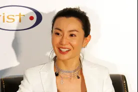张曼玉真是“东方女神”，白色修身西装配连衣裙，气质高级又强大图片