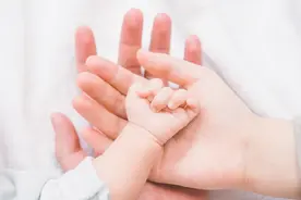 爱啃指甲，其实是在给自己治疗疾病？图片