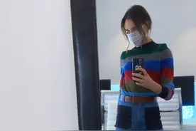 贝嫂筹备新一季走秀！一身条纹装出镜秀细腰，穿裤子不露脚真厉害图片