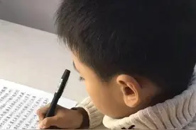 8岁男孩写“神仙字迹”，爆红网络圈粉百万，网友：未来书法家图片