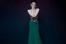 倪妮的高级感太难忽略，红色和绿色撞色束腰裙高贵精致，优雅大气图片