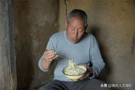 河南大叔午饭做鸡蛋捞面，黄水坑里挑回一担水，放了三天还是混的图片