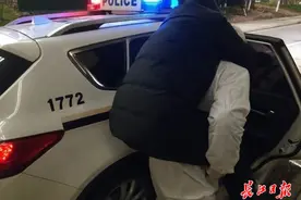 孩子别怕，我就是你的临时“爸爸”，武汉4万名民警、辅警战“疫”中勇担使命图片