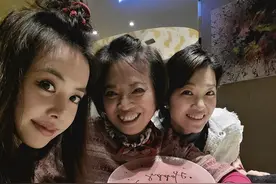 41岁蔡依林晒照为妈妈庆生，绑丸子头极力扮嫩，香肠嘴鼻孔瞩目图片