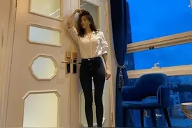 少女时代徐贤晒日常照，白衬衫+紧身牛仔裤，大秀好身材图片