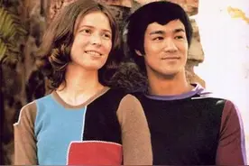 李小龙74岁妻子近照，与外孙女同框心情好，一度改嫁李小龙徒弟图片