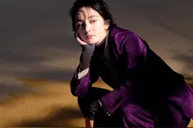 杨幂从不走中性风，难得“破例”穿男装拍杂志，网友：像春哥图片