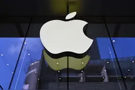 罕见苹果运动鞋拍卖：一双鞋可以买20多台新款iPhone SE！图片