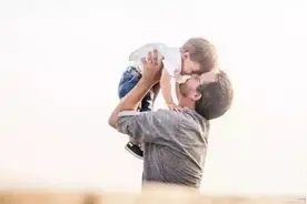女儿作文只歌颂妈妈，爸爸气到变形：为什么孩子们都更爱妈妈图片