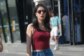 嫂子出门“真敢穿”，衣服只穿紧身版，年近38岁稚嫩的却像个90后图片