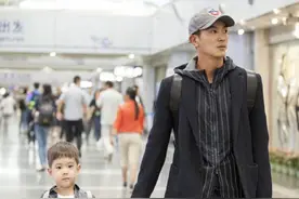 杜江与儿子挺绅士范，7岁嗯哼走路抬头挺胸，父子俩派头十足图片