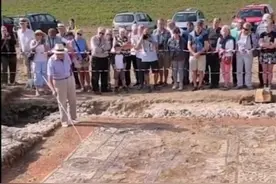 英国发现1600年前的房址，出土石块刻着简体汉字，现代人可读懂图片