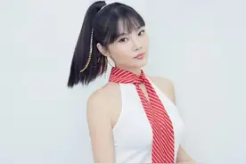 “中国卡戴珊”徐冬冬重新回归写真圈 清丽学生装性感知性图片