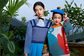 孙莉首次携俩女儿拍片，多妹灵动变最美，孙莉溜肩严重多多太哀伤图片