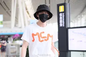 刘宇宁现身机场，捕捉到长腿男神一枚，倚靠栏杆好似拍时尚大片图片