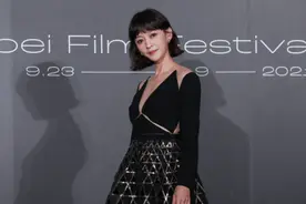 陈意涵挺9个月孕肚与老公现身，穿长裙气质足，四肢纤细不像孕妇图片