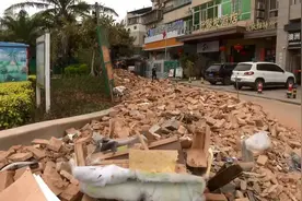 糟心！厦门这个小区道路堆满建筑垃圾，尘土漫天飞扬图片