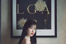 虞书欣挑战港风造型，画红唇秒变“小邱淑贞”，美到令人意外图片