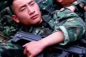 心疼又感动！兵哥哥熟睡时紧握钢枪不放图片