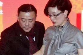 周立波与他富豪妻子素颜近照图片