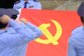 心疼！过度劳累，一民警晕倒在工作岗位上图片