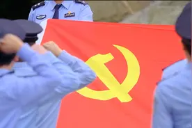 心疼！过度劳累，一民警晕倒在工作岗位上图片