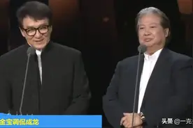 洪金宝成龙兄弟情深，小时候追着屁股后面打，老了相依而憩图片