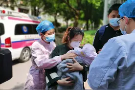 武汉重启第一天双胞胎早产儿康复出院离汉返家图片