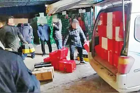 孟村警方打掉一个售假窝点，60余箱假冒“十里香”白酒被查获图片