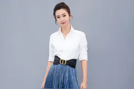 李冰冰穿白衬衫+蓝色丝绒裙知性优雅很年轻，不老女神不是虚名图片