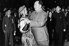 74年岑云端时隔8年与毛主席相见，毛主席起身：广西女儿来看我了图片