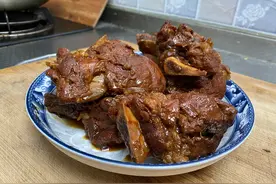 大骨头这样吃才叫爽，大厨教你不外传做法，直接啃着吃，真解馋图片