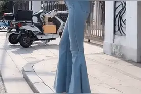 喇叭裤美女，轻松穿出女神范图片