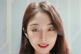 30岁美女模特无男友，试管生下混血三胞胎，直言只是想做妈妈图片