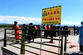 危险！两人河滩中玩耍不慎落水，其中一人呛水昏迷图片