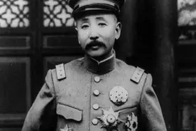 张作霖年轻时与人单挑开枪互射，大腿中弹受伤，对方爆头毙命图片