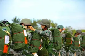 高空跳伞是什么感觉？看这群特战女兵图片